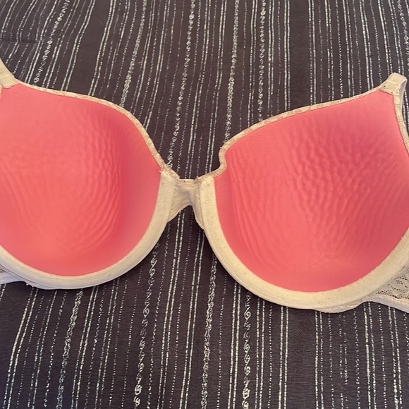 Three PINK bras - Picture 5 of 7